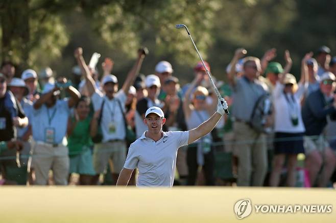 17번 홀 칩인 버디에 기뻐하는 매킬로이 [게티이미지/AFP=연합뉴스]