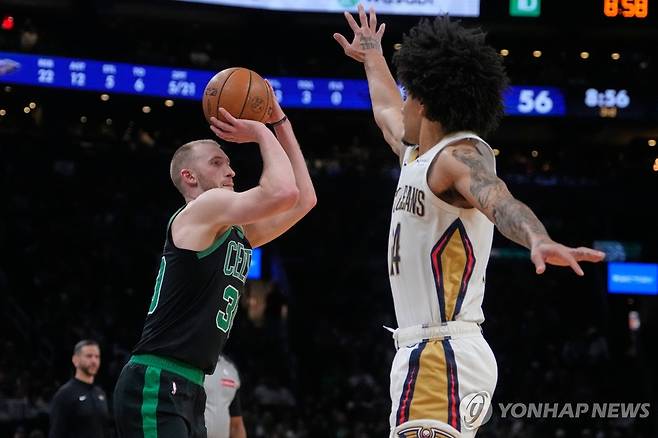 3점 슛 시도하는 보스턴의 샘 하우저(왼쪽) [AP=연합뉴스]
