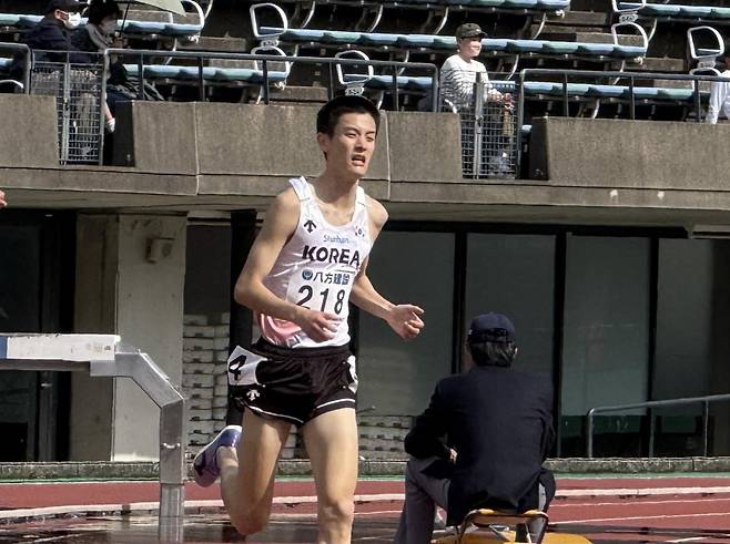 힘들게 뛰는 박원빈 박원빈이 11일 일본 구마모토 에가오 건강 스타디움에서 열린 제34회 가나쿠리기념 선발 남자 에서 8분40초37의 한국 신기록을 서운 뒤 포즈를 취하고 있다. [대한육상연맹 제공. 재배포 및 DB금지]