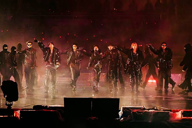 그룹 방탄소년단(BTS) 새 월드투어 '아리랑' (고양=연합뉴스) 그룹 방탄소년단이 11일 고양종합운동장 주경기장에서 열린 월드투어 '아리랑'에서 무대를 꾸미고 있다. 2026.4.11 [빅히트뮤직 제공. 재판매 및 DB 금지]
