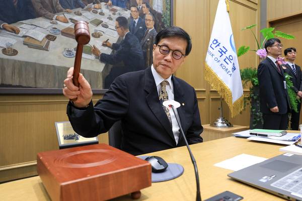 이창용 한국은행 총재가 10일 서울 중구 한국은행 본관에서 열린 금융통화위원회 본회의에서 의사봉을 두드리고 있다. 2026.4.10 /연합뉴스