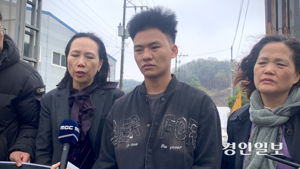 한 달 전 컨베이어 벨트 점검 작업 중 숨진 베트남 이주노동자 응우옌 반 뚜안씨의 동생 응우옌 반 뚜씨(가운데)가 10일 낮 12시께 이천시 호법면 중앙산업 앞에서 원옥금(왼쪽) 주한 베트남 공동체 대표, 김미숙 김용균재단 대표와 함께 질의를 받고 있다. 이날 뚜씨는 형의 마지막 현장을 찾아 국화꽃을 놓고 추모했다. 2026.4.10 /유혜연기자 pi@kyeongin.com