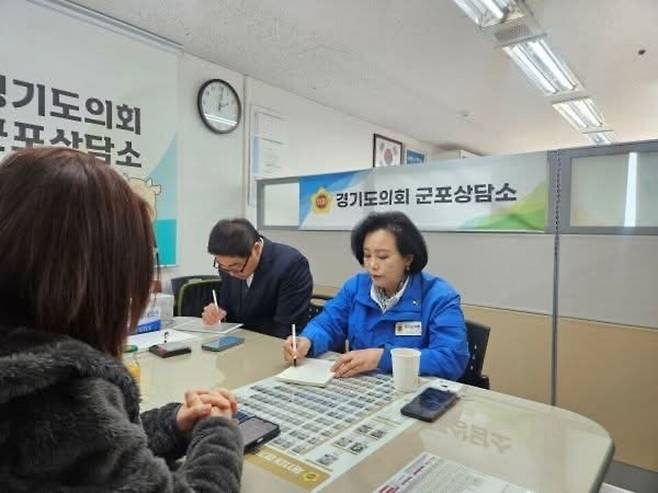 ▲&nbsp;정윤경 부의장이 도의회 군포상담소에서 장애 아동 학부모들과 간담회를 열고 지역 현안을 논의 중인 모습./사진출처=정윤경 부의장 SNS