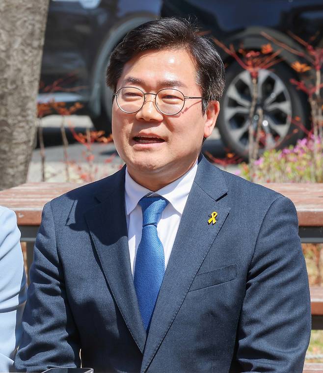 ▲ 박찬대 더불어민주당 인천시장 후보가 12일 오전 서울시 영등포구 국회의사당 소통관 앞에서 열린 더불어민주당 수도권 광역단체장 후보 원팀 간담회에서 발언하고 있다. /전광현 기자 maggie@incheonilbo.com