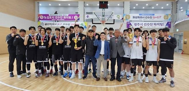 제72회 경기도체육대회 농구 1부에서 우승한 수원시와 준우승한 안양시 선수단이 이종석 경기도농구협회장 등 관계자들과 기념촬영을 하고 있다. 사진=경기도농구협회