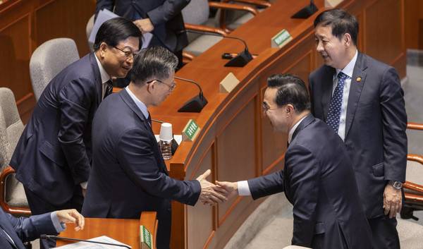 구윤철 부총리 겸 재정경제부 장관(오른쪽 위)과 박홍근 기획예산처 장관(오른쪽 아래)이 10일 국회에서 열린 예산결산특별위원회 전체 회의에서 정부가 제출한 '26.2조' 추가경정예산이 통과된 뒤 정성호 법무부 장관(왼쪽 아래), 최교진 교육부 장관과 인사하고 있다. 2026.4.10 [사진=연합뉴스]