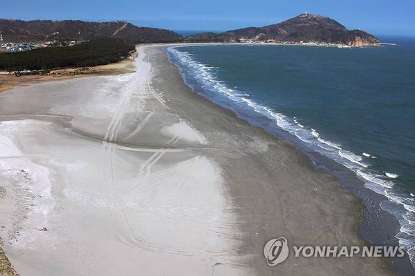 백령도 사곶 해변. 천연기념물 제391호로 지정된 사곶 해변은 모래층 위에 고운 규암 가루가 쌓여 형성된 길이 2㎞ 해변이다. 썰물 때면 폭이 200ｍ에 달한다. 비행기도 뜨고 내릴 수 있는 천연비행장인데, 이탈리아 나폴리 해변과 함께 세계에 단 두 곳만 있는 특수 지형이다. 2019.5.11 [사진=연합뉴스]