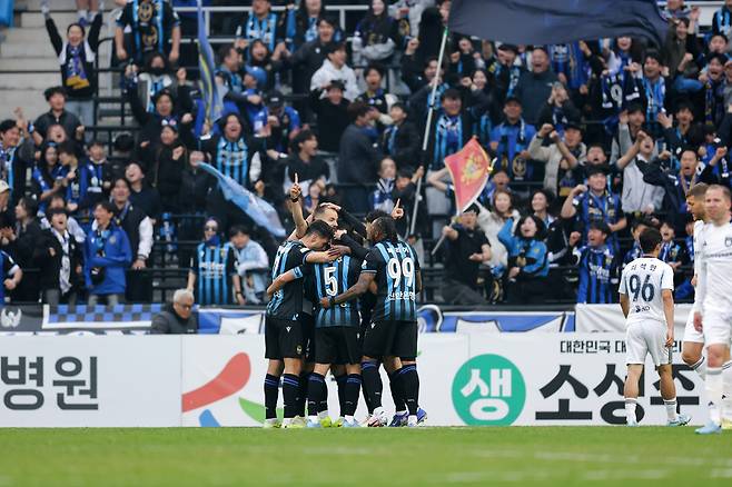 11일 인천축구전용경기장에서 열린 하나은행 K리그1 2026 7라운드 울산 HD와의 홈 경기에서 인천 유나이티드 무고사와 선수들이 후반 동점골을 터뜨린 뒤 홈 팬들 앞에서 세리머니를 하고 있다. 이날 무고사는 시즌 7호 골로 개막 7경기 연속 공격포인트 기록을 세웠다. <한국프로축구연맹>