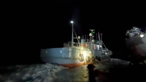 지난해 9월 정선 명령에 불응하고 도주하고 있는 불법 선박. <중부지방해양경찰청 서해5도 특별경비단 제공>