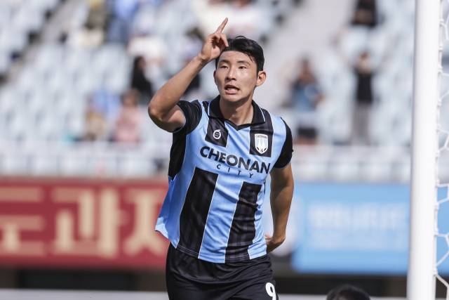 천안시티FC 이준호가 12일 오후 천안종합운동장에서 치러진 '하나은행 K리그2 2026' 7라운드 충북청주FC의 경기 후반에 득점을 터트린 후 기뻐하고 있다. 천안시티FC 제공.