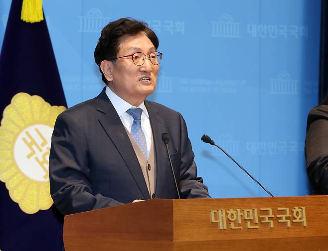 더불어민주당 충북지사 결선 경선서 패한 뒤 불공정 경선을 주장하며 재심을 신청한 노영민 전 대통령 비서실장이 8일 국회 소통관에서 기자회견을 열고 당 지도부와 재심위에 충북도당에 대한 재조사 실시를 촉구하고 있다. 2026.4.8 사진=연합뉴스.