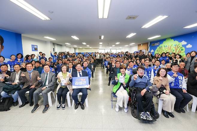 지난 3월 22일 청주시 흥덕구의 한 빌딩에서 김성근 충북교육감 예비후보 선거사무소 개소식이 열리고 있다. 개소식에 후원회장을 맡은 도종환 전 국회의원과 더불어민주당 충북도당 공천관리위원장을 맡은 김병우 전 충북교육감을 비롯한 다수의 지방선거 출마 예정자들이 참석한 모습이다. 김성근 예비후보 제공