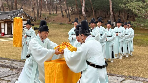 지난 11일 단종(재위 1452∼1455)의 왕비인 정순왕후를 모신 남양주 사릉에서 고유제가 열리고 있다. 행사에서는 남양주 사릉에서 자란 들꽃 800여 본을 단종의 능인 강원 영월 장릉으로 옮겨 심는다고 알리며 제향했다. 연합뉴스