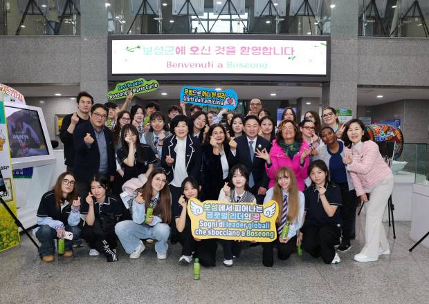 최근 보성고등학교와 이탈리아 줄리아노바 마리퀴리(Marie Curie) 고등학교 학생 30여명이 보성군청을 방문했다. 보성군 제공