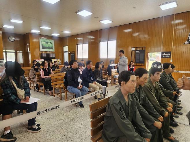 5·18 자유공원에서는 자유관, 군사법정, 영창 등을 둘러보며 민주화를 위한 시민들의 고통과 희생을 엿보고, 군사법정에 방청석에 모여 당시 사건 재판 상황에 관한 설명을 들었다. 사진은 참가자들이 군사법정에서 강사에게 설명을 듣고 있는 모습. /김다란 기자 kdr@namdonews.com