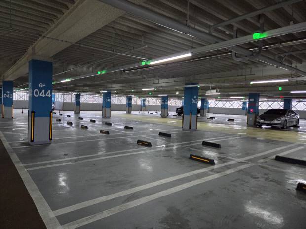 지난 10일 광주송정역주차빌딩 6층 주차장 전경.  각 층별로 250대를 주차할수 있도록 조성됐지만 1~4층까지는 60% 가량 이용되고 5~6층은 거의 텅빈 상태다.