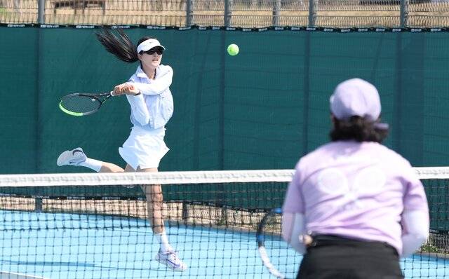 11일 전북일보가 주최하고 전북특별자치도테니스협회가 주관한 제54회 도지사배·제37회 전북 직장대항 테니스 대회가 완주군청 테니스장 일원에서 열린 가운데 여자 통합부에 출전한 선수들이 열띤 경기를 펼치고 있다. /조현욱 기자