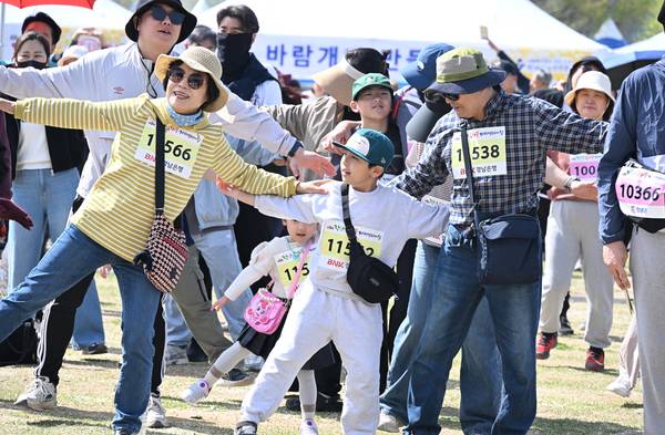 창녕군과 (사)창녕낙동강유채축제위원회, 경남도민일보가 함께한 제9회 창녕 유채꽃 라디엔티어링 행사가 창녕군 남지읍 낙동강변 유채단지에서 열렸다.걷기대회 참가자들이 출발전 몸풀이 체조하고 있다./김구연 기자