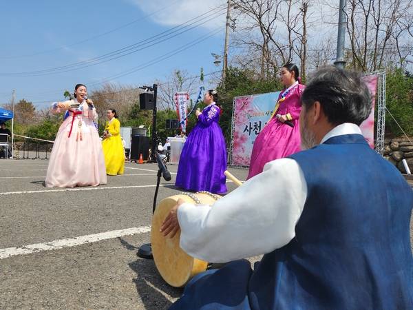 지난달 29일 사천 선진리성 주차장 일대에서 '2026 사천무형유산축제'가 열리고 있다. 경상남도 무형유산 '판소리(수궁가)' 손양희(맨 왼쪽) 보유자 후보가 경상남도 무형유산 '판소리고법' 강성인 보유자 후보를 바라보며 <수궁가>를 연행하고 있다. /류민기 기자