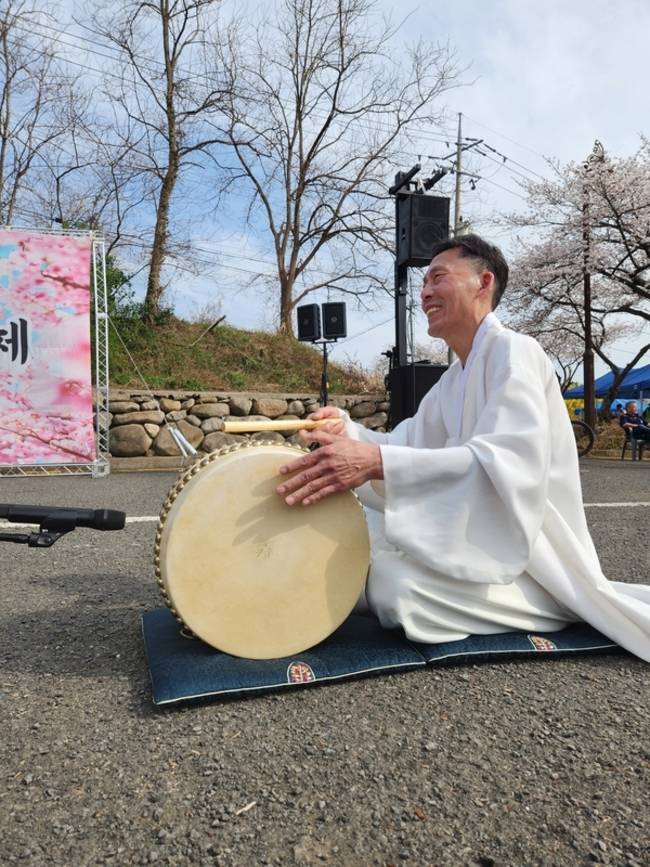 지난달 29일 사천 선진리성 주차장 일대에서 '2026 사천무형유산축제'가 열리고 있다. 경상남도 무형유산 '판소리고법' 이용희 보유자 후보가 북으로 반주하고 있다. /류민기 기자