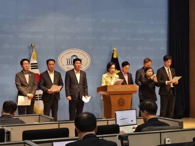 10일 대구 지역구 국민의힘 의원들이 국회 소통관에서 기자회견을 열고 "보수는 하나로 뭉쳐야 승리할 수 있다"고 호소했다. 당의 컷오프 결정에 반발하고 있는 주호영·이진숙 대구시장 예비후보의 결단을 요청하는 메시지로 풀이된다. 이인선 국민의힘 대구시당위원장 측 제공