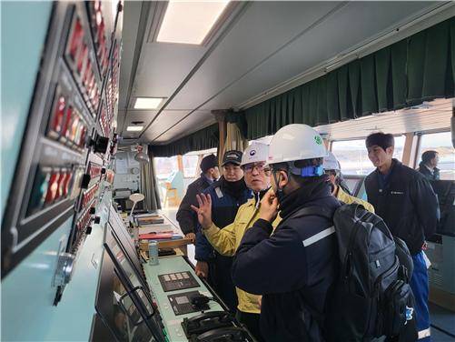 항해설비 점검 모습. /포항해수청 제공