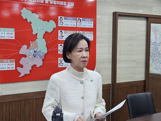 12일 국민의힘 대구시당에서 이인선 시당위원장이 공천관리위원회 회의 후 결과를 발표하고 있다.