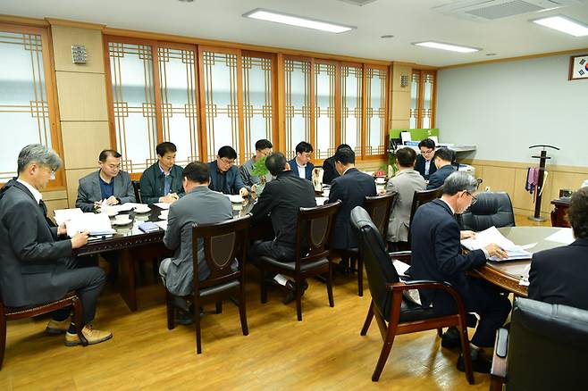 ▲ 경산시는 9일 시청 상황실에서 대한전문건설협회 경상북도 경산시 운영위원회 임원진과 지역 내 대형 건설사 관계자들이 참석한 가운데 '지역 건설산업 활성화를 위한 민·관 간담회'를 개최했다. 경산시.