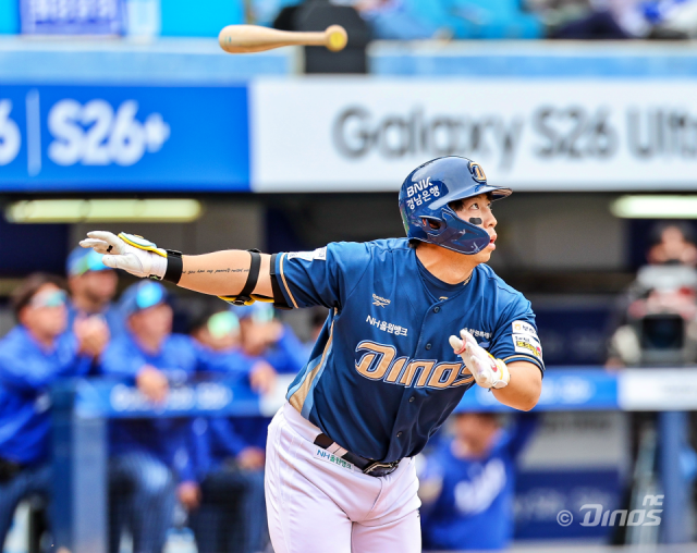 NC 다이노스 오영수가 12일 대구삼성라이온즈파크에서 열린 삼성 라이온즈와의 주말 3연전 마지막 경기서 솔로 홈런을 때려내고 있다./NC 다이노스/