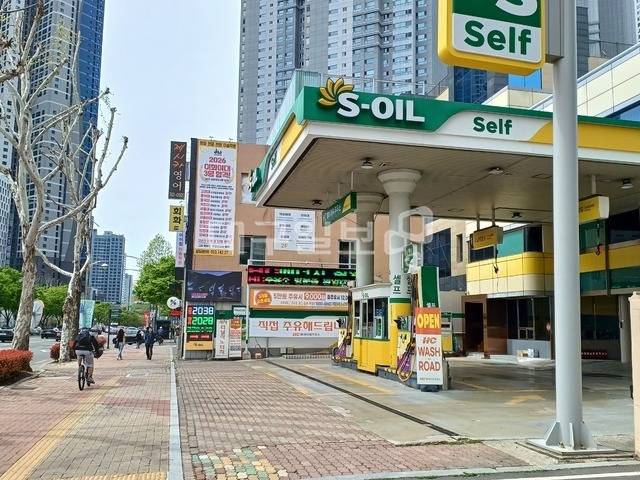 최근 국내유가 상승세가 둔화된 가운데 향후 국제유가 변수에 관심이 쏠리고 있다. 사진은 12일 오후 대구 수성구 한 주유소. 김명환 기자