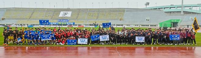2026 제주일보 백호기 전도 청소년 축구대회 고등부 결승전이 끝난 12일 오후 제주종합경기장 주경기장에서 부별 우승.준우승 팀 선수들이 기념사진을 찍고 있다.(사진=고봉수 기자)