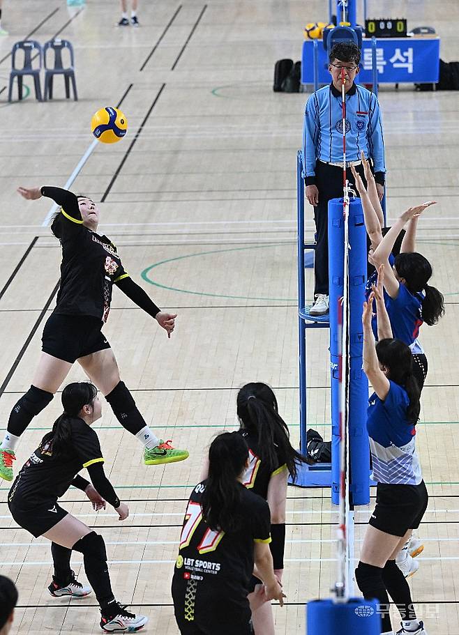 여자클럽팀 맥아당이 제38회 무등기 전국 배구대회에서 공격을 하고 있는 모습. 양광삼기자