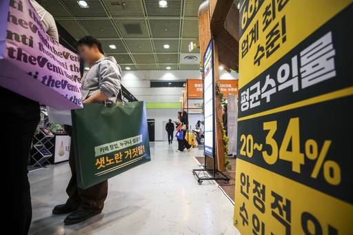 지난 2일 서울 강남구 코엑스에서 열린 2026 상반기 IFS 프랜차이즈 창업·산업 박람회에서 참관객들이 창업상담을 받고 있다. /뉴시스