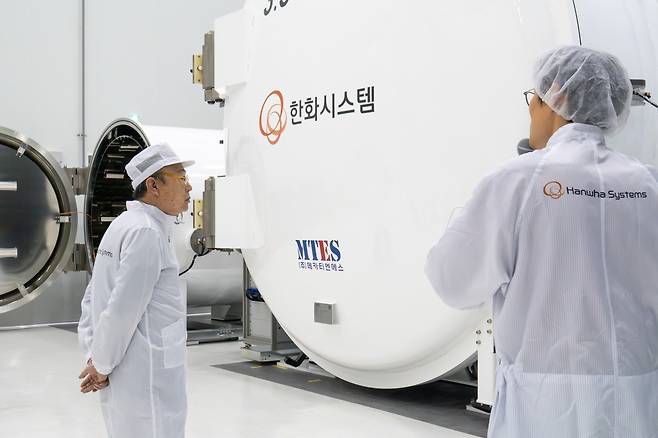 한화시스템 제주우주센터를 방문한 김승연 한화그룹 회장(사진 왼쪽). 사진=한화그룹 제공