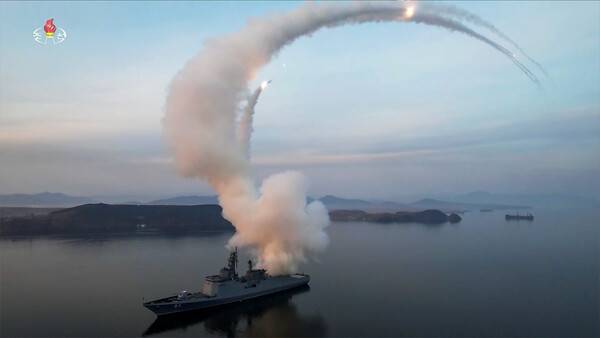 김정은 북한 국무위원장이 지난 10일 구축함 최현호의 전략순항미사일 시험발사를 화상 방식으로 참관했다고 조선중앙TV가 11일 보도했다. 이날 순항미사일 6발이 발사됐다. [조선중앙TV화면] 2026.3.11. 연합뉴스