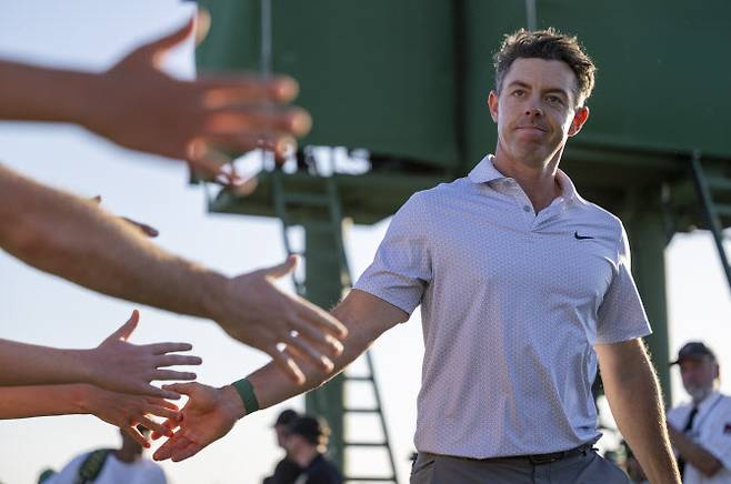 마스터스 2라운드까지 단독 선두로 나선 매킬로이가 경기를 끝내고 클럽하우스로 이동하면서 팬들과 손을 마주치고 있다. (사진=ANGC)