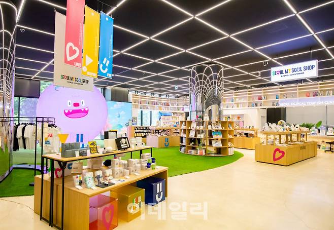 서울관광재단이 종로구 청계천에서 운영 중인 서울굿즈 공식 판매관 ‘서울마이소울샵’ 서울관광플라자점 전경 (사진=서울관광재단)