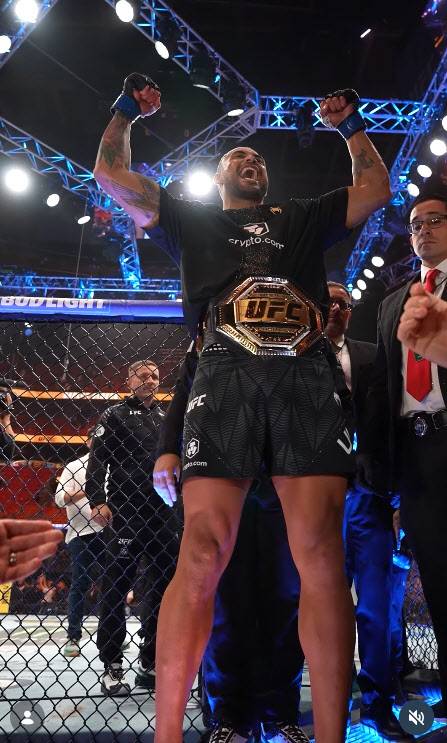 UFC 라이트헤비급 새 챔피언에 오른 카를로스 울버그가 옥타곤 밖에서 포효하고 있다. 사진=UFC