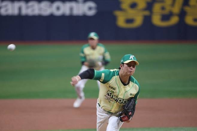 역투하는 키움히어로즈 선발 투수 안우진. 사진=키움히어로즈