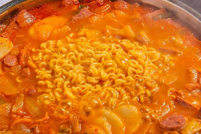 라면은 정체 탄수화물로 만들고 나트륨이 많아 혈당, 비만 관리에 좋지 않다. 사진=클립아트코리아