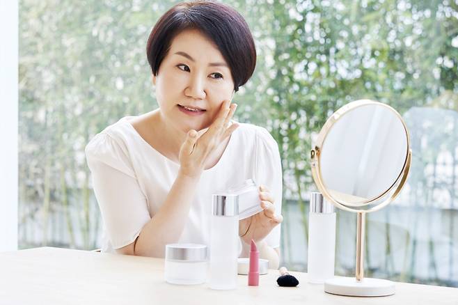 스킨 케어에 열심인 중년 여성. 최근 주사용 펩타이드가 새로운 노화 방지 수단으로 여러 나라의 미용 업계에서 각광받고 있다. 그러나 효능과 안전성에 대한 의구심이 일고 있다. 한국에서도 이번달 초, 식약처 중앙약심 전문가 회의에서 주사용 펩타이드의 관리 방안을 논의했다. 사진=게티이미지뱅크