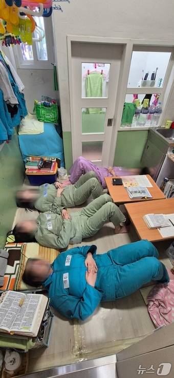 화성교도소 한 소거실 모습. 수용 인원 과밀로 정원 3명에 실제 수감자 4명이 거주 중이다. 실제 수용 인원 수 만큼 <뉴스1> 취재진이 직접 방 안에 들어가 누워보니 두 다리를 제대로 뻗기 어려운 상황이었다. 2026.3.6 (법무부 제공)