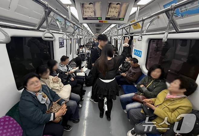 지난 10일 오후 6시쯤 광주 도시철도 2호선을 이용하고 있는 승객들의 모습. 2026.4.12 ⓒ 뉴스1 이수민 기자