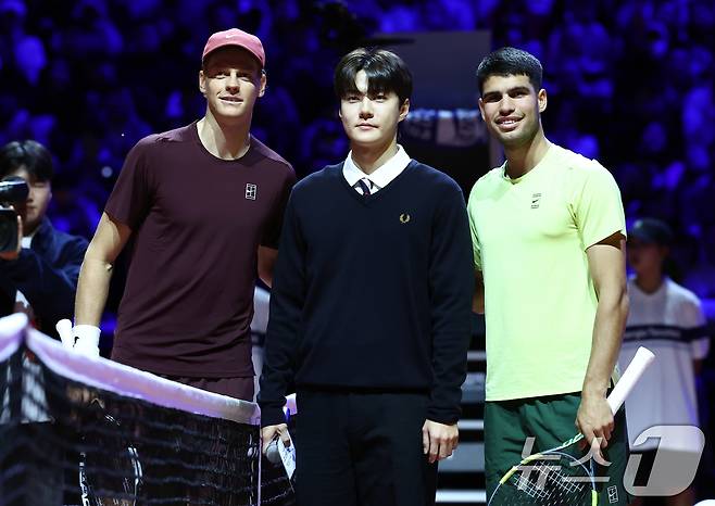 카를로스 알카라스(오른쪽)와 얀니크 신네르(왼쪽)가 10일 인천 중구 인스파이어 아레나에서 열린 '현대카드 슈퍼매치 14'에서 경기에 앞서 엑소 세훈과 기념촬영을 하고 있다. 2026.1.10 ⓒ 뉴스1 김민지 기자