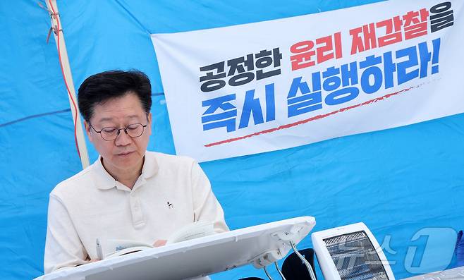 전북지사 경선에서 낙마한 안호영 더불어민주당 의원이 12일 서울 여의도 국회 본청 앞에서 이원택 전북지사 후보의 '주류·식사비 대납' 의혹에 대한 재감찰을 요구하며 단식 투쟁을 하고 있다. 2026.4.12 ⓒ 뉴스1 김성진 기자