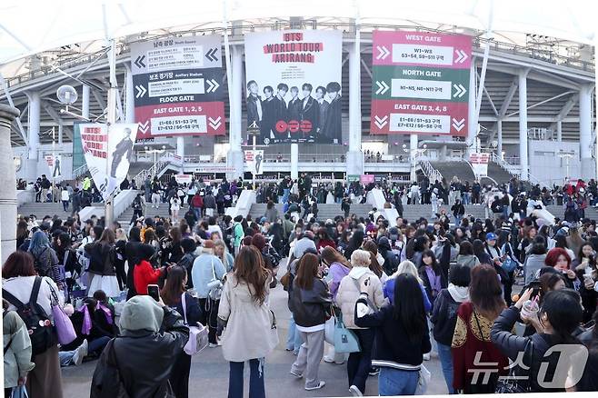 지난 11일 BTS 월드투어 '아리랑 인 고양' 공연을 관람하기 위해 공연장인 고양종합운동장 앞에 모인 관람객들. (고양시 제공, 재판매 및 DB금지)