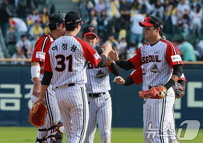 12일 서울 송파구 잠실야구장에서 열린 '2026 신한 SOL KBO리그' 열린 SSG 랜더스와 LG트윈스의 경기에서 LG 선수들이 승리를 기뻐하고 있다. 이날 경기는 LG가 SSG를 상대로 9-1로 승리했다. 2026.4.12 ⓒ 뉴스1 임세영 기자
