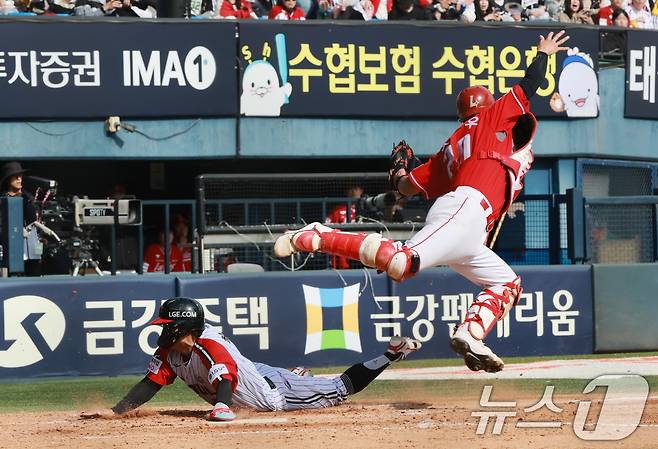 12일 서울 송파구 잠실야구장에서 열린 '2026 신한 SOL KBO리그' 열린 SSG 랜더스와 LG트윈스의 경기 5회말 1사 2,3루 상황 LG 신민재의 1루수 앞 땅볼에 3루주자 최원영이 홈으로 들어오고 있다. 2026.4.12 ⓒ 뉴스1 임세영 기자