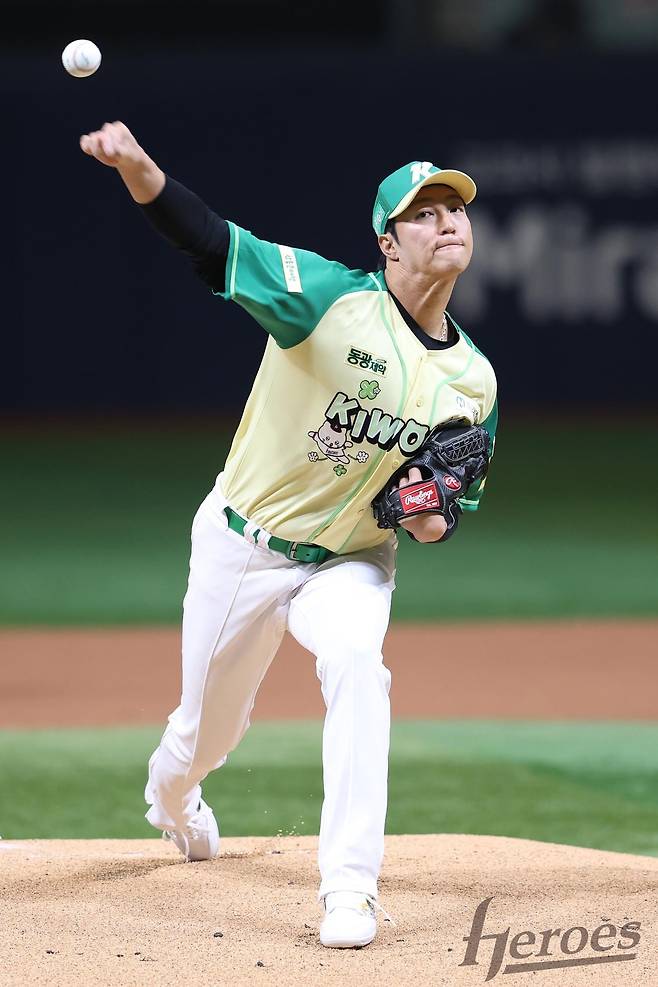 키움 히어로즈 투수 안우진이 12일 열린 KBO리그 고척 롯데 자이언츠전에서 역투하고 있다. (키움 히어로즈 제공)