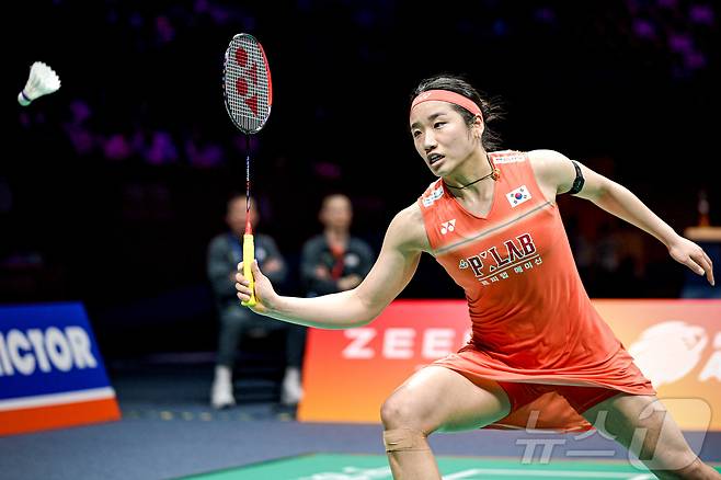 '배드민턴 여제' 세계 랭킹 1위 안세영이 12일(한국시간) 중국 닝보에서 열린 2026 아시아배드민턴선수권대회 여자 단식 결승전 왕즈이(중국)와의 경기에서 리시브를 하고 있다. 안세영은 세계 랭킹 2위 왕즈이에 1시간 40분 동안 펼쳐전 혈전 끝에 게임 스코어 2대1(21대12, 17대21, 21대18) 승리를 거두며 시니어 무대 진입 뒤 처음으로 아시아 선수권을 제패했다. ⓒ 신화=뉴스1